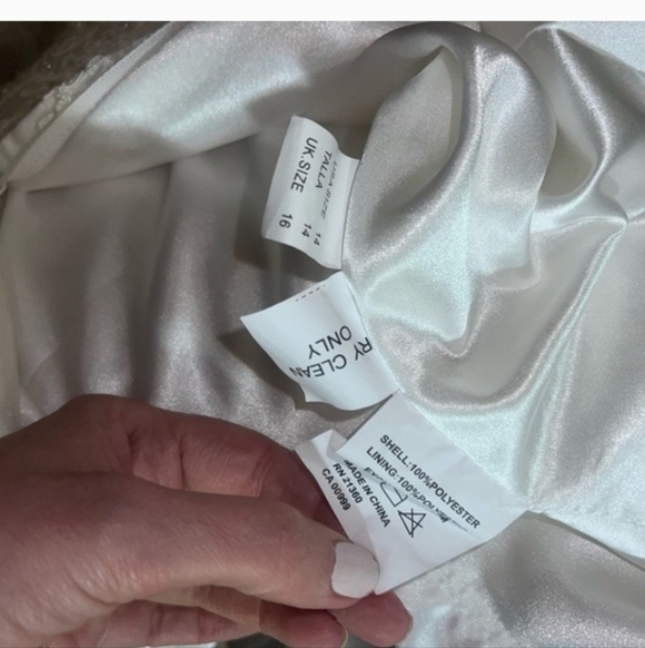 Elegant  Ivory Wedding Dress - Picture 7 of 17